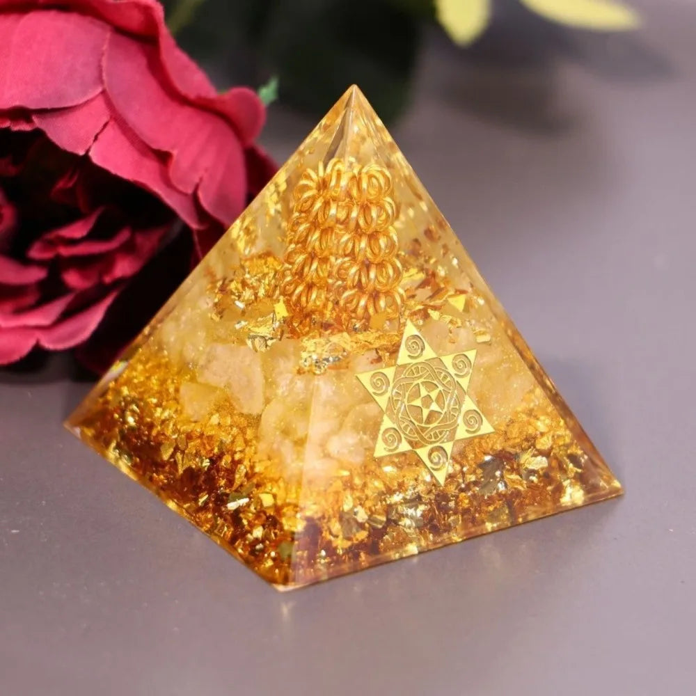 pyramide décorative moderne pyramide granulée dorée animal compagnie cube or 8cm 10cm decoration maison