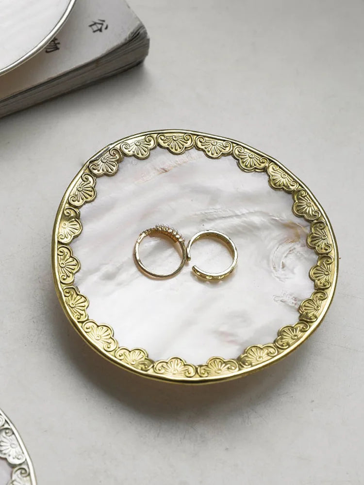 assiettes bijoux blanc or élégantes motifs floraux texture naturelle pieds métalliques almacenamiento joyas