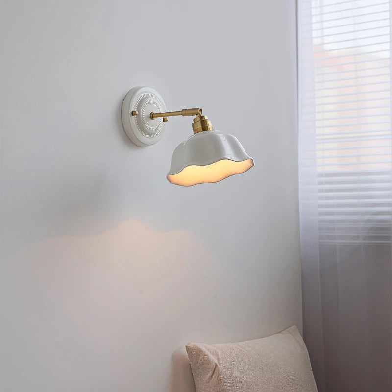 lampe murale vintage blanc doré motif relief bord ondulé fixée mur opaque