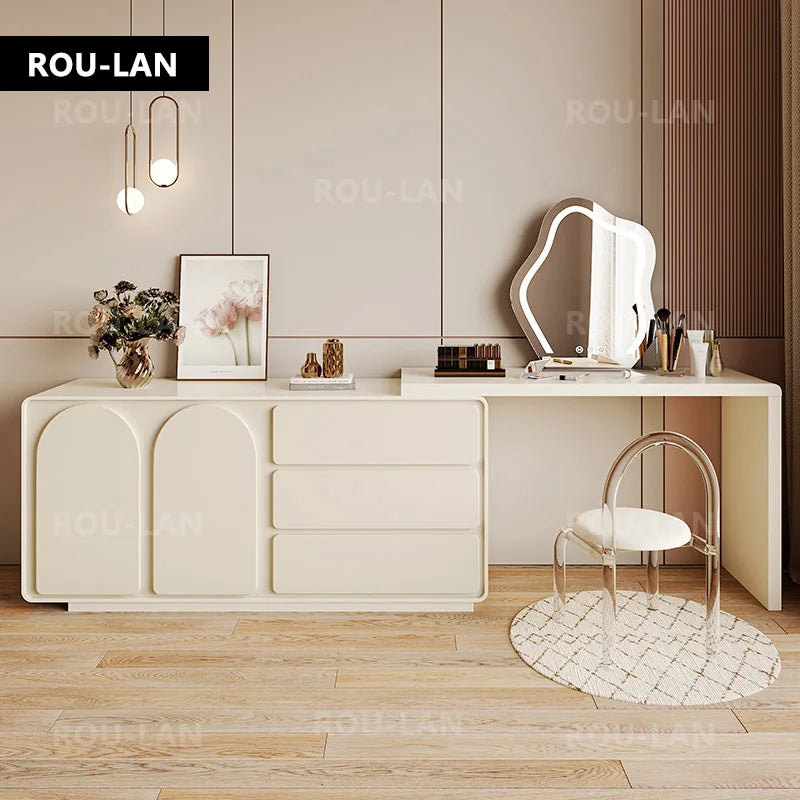 coiffeuse moderne minimaliste miroir rangement tiroirs blanc crème table maquillage tabouret tapis sculptures