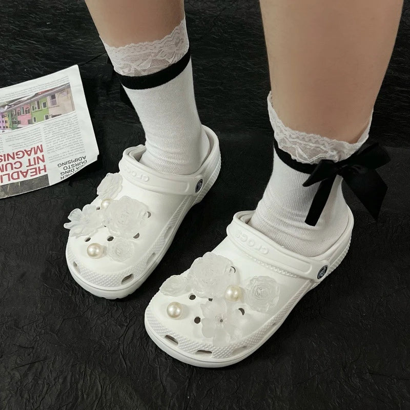 boucles sabots noirs fleurs blanches adhésif métal décoratives féminines accessoire chaussures tendance