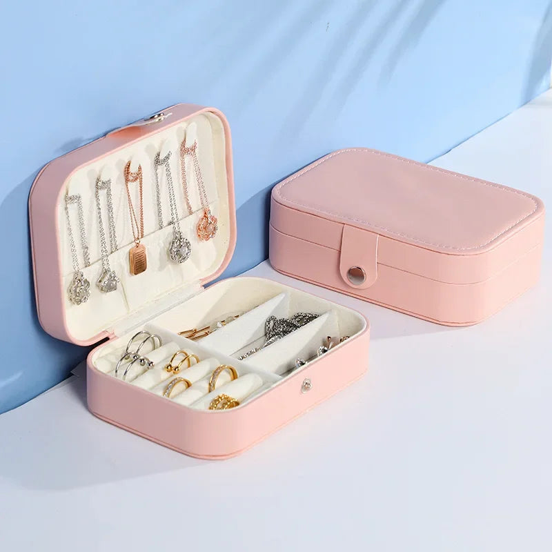 boîte bijoux velours cuir rose clair moderne élégante boucles doreilles bracelets bagues colliers transporte