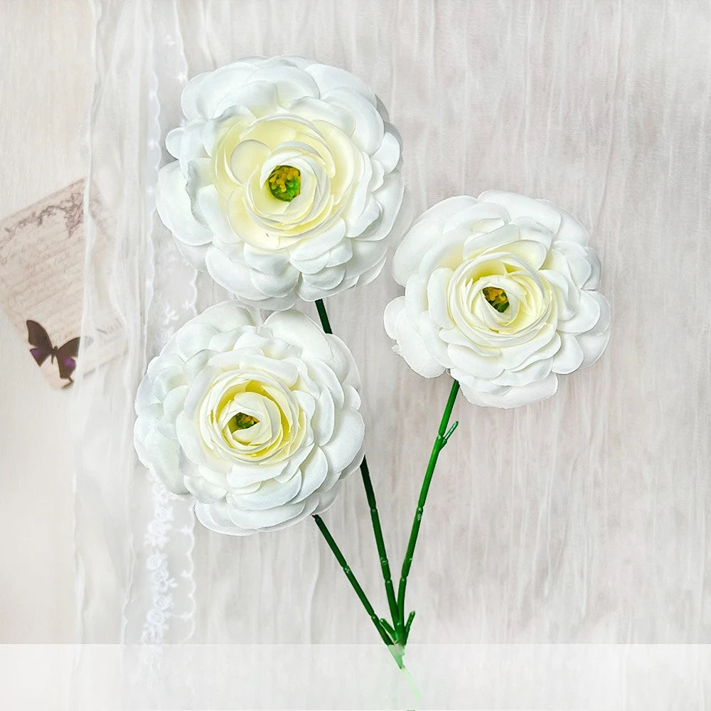 décoration intérieure fleurs artificielles soie rouge rose blanches classiques tringle mariage anniversaire
