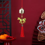 décoration murale pendentif artisanal chevaux franges rouge bleu vert violet rose doré festive
