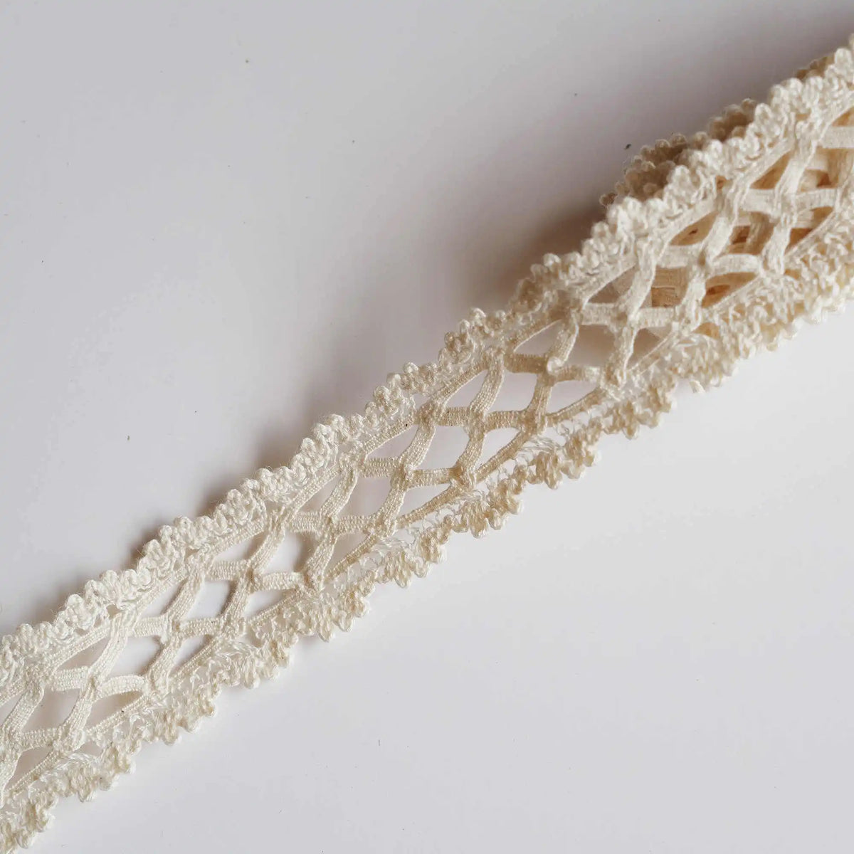 ruban dentelle polyester blanc crème motif ajouré texture fine élégant classique 2.5cm largeur yards