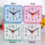 horloge table vert rose bleu blanc numéros lignes pointillés cadre transparent opalin classique analogique
