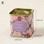 boîtes métal bleu rose noir fleurs vintage capsules étiquettes messages conservation snacks thé