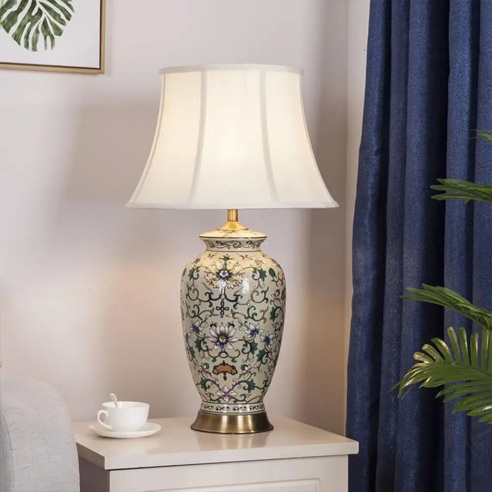 Détail de l'abat-jour en tissu de la lampe de chevet