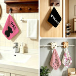 serviette toilette moderne noir rose logo tous chien symboles coeurs paix