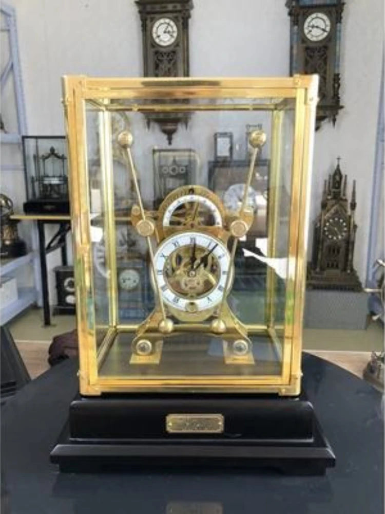 Horloge de table blanche sur un bureau en bois