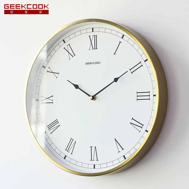 horloge murale dorée aiguilles romains noirs fond blanc moderne salon quartz