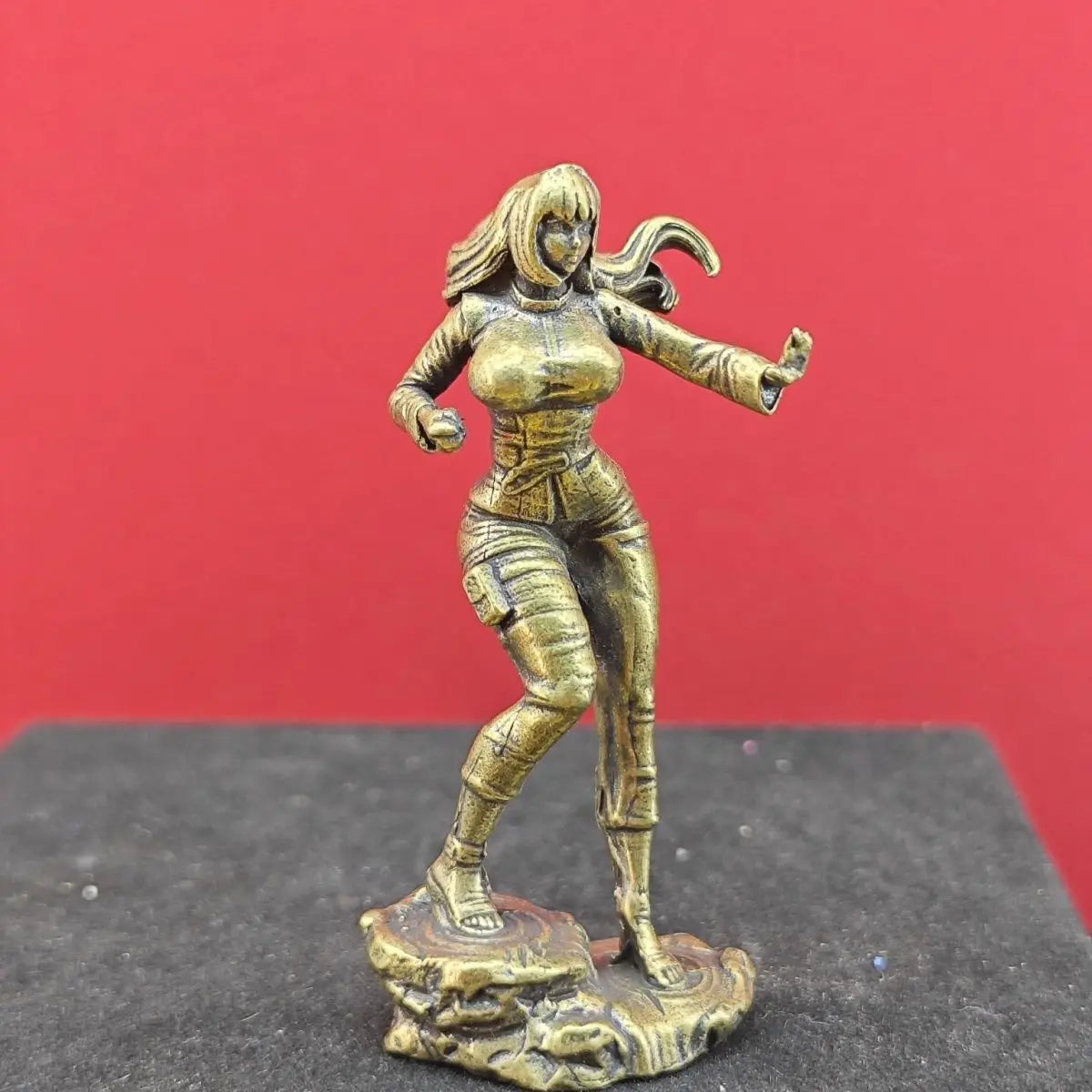 statue féminine bronze doré pose dynamique manga figurine détaillée socle rocheux comparaison taille pièce
