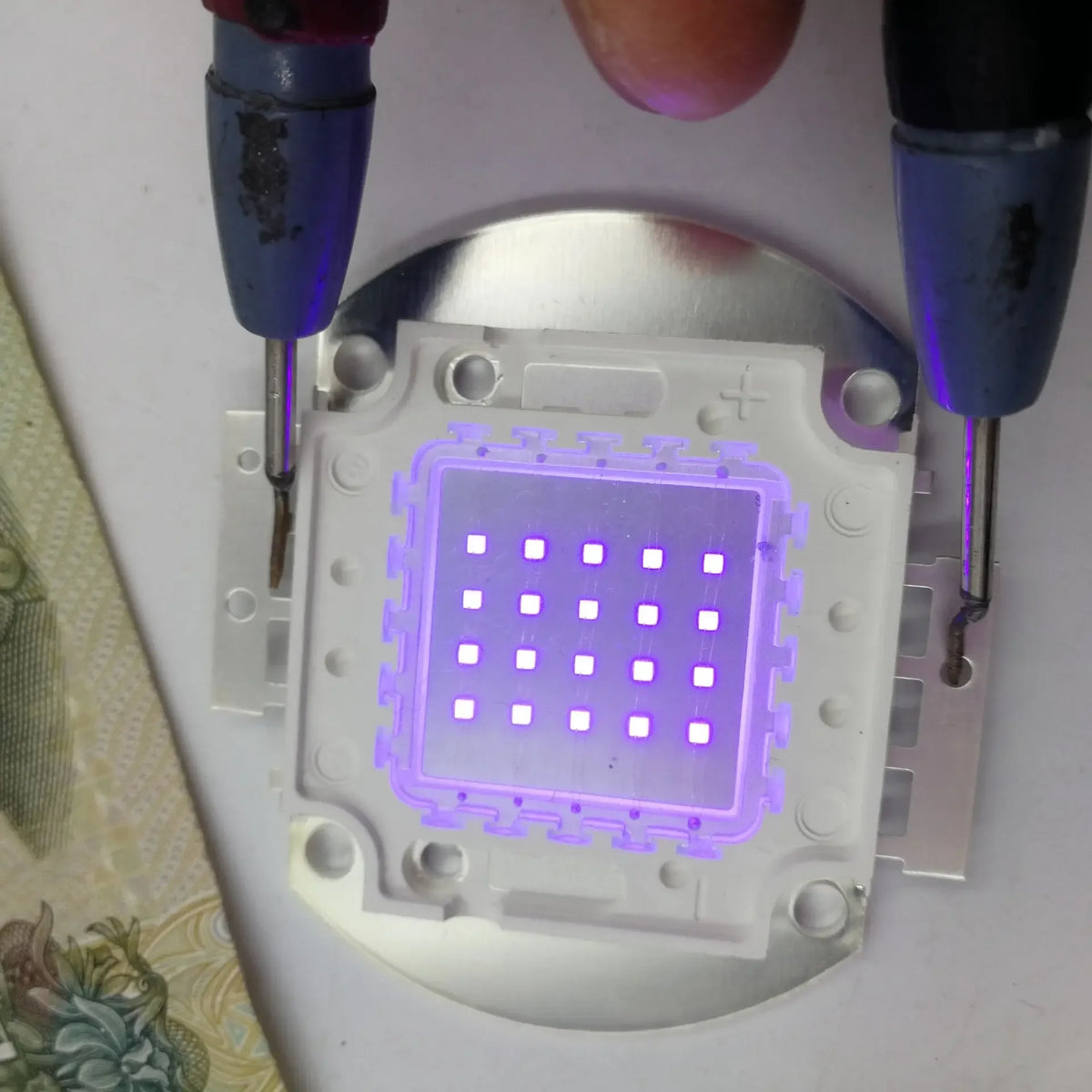 ampoule led uv blanc moderne haute puissance vis câbles connexion