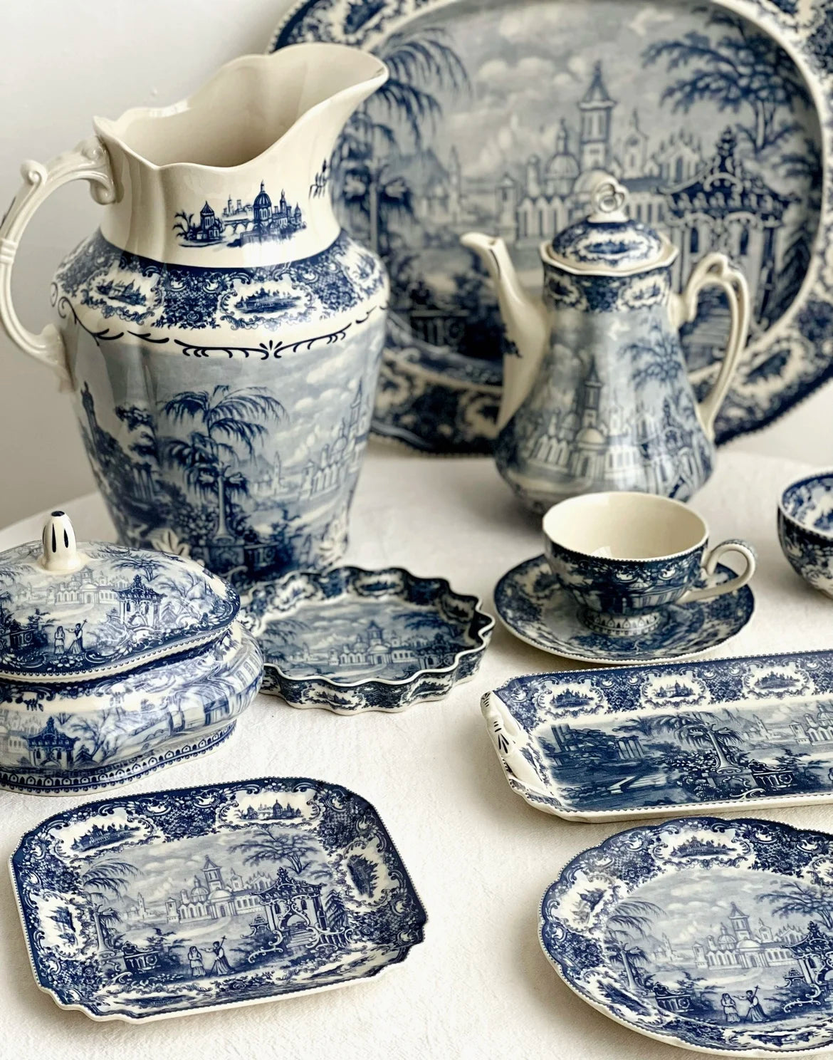 service thé céramique blanc bleu toile jouy poignées théière caféière soupière tasses