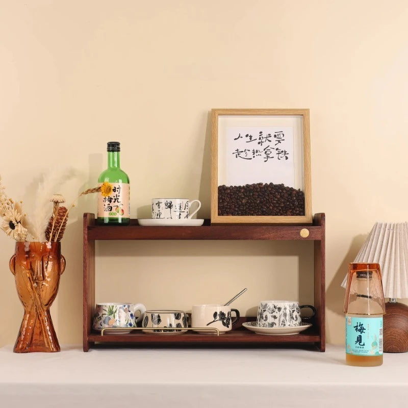 étagère murale moderne bois marron tasses assiettes bouteille vin moulin