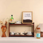 étagère murale moderne bois marron tasses assiettes bouteille vin moulin
