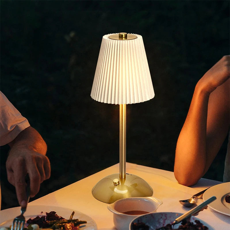Lampe de chevet sans fil blanche allumée en lumière chaude
