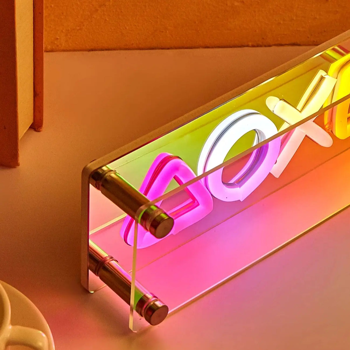 lampe néon violet bleu verte jaune moderne symboles jeu clips métalliques câble usb alimentation