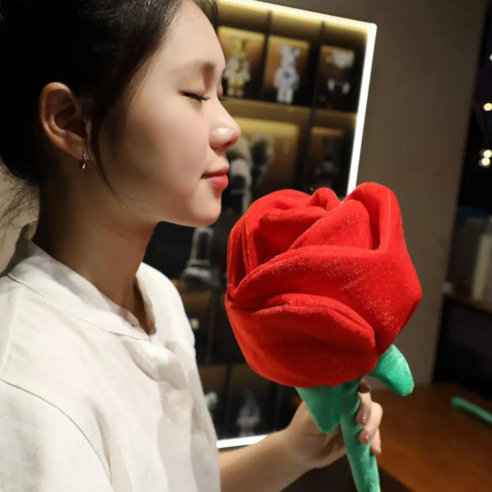 décoration intérieure bouquets roses rouges velours modernes feuilles vertes maison anniversaire