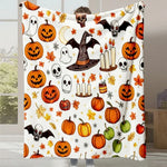 Cette image affiche une variété d'objets et de symboles associés à l'Halloween, tels que des citrouilles, des fantômes, des chauves-souris et des bougies allumées, sur un fond blanc avec des feuilles d'automne.