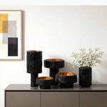 vases modernes noirs dorés rayures verticales élégants pots fleurs décoration arrangement floral