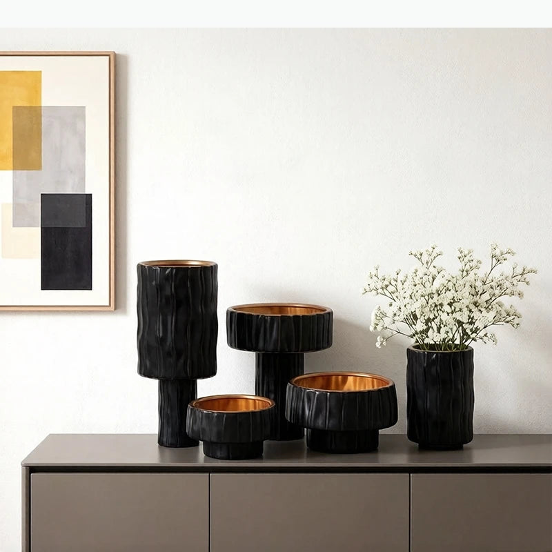 vases modernes noirs dorés rayures verticales élégants pots fleurs décoration arrangement floral