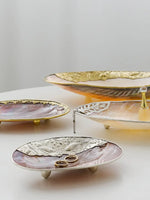 assiettes bijoux blanc or élégantes motifs floraux texture naturelle pieds métalliques almacenamiento joyas