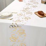 Chemin de table anniversaire doré 30 ans sur table rectangulaire décorée