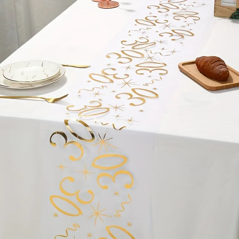 Chemin de table anniversaire doré 30 ans sur table rectangulaire décorée