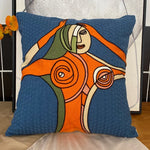 housse coussin coton brodé motifs abstraits visages stylisés moderne pop art bleu blanc orange