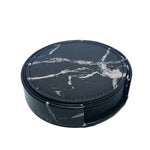 Ensemble rond de sous-verres en ardoise noire avec un motif de marbre blanc.