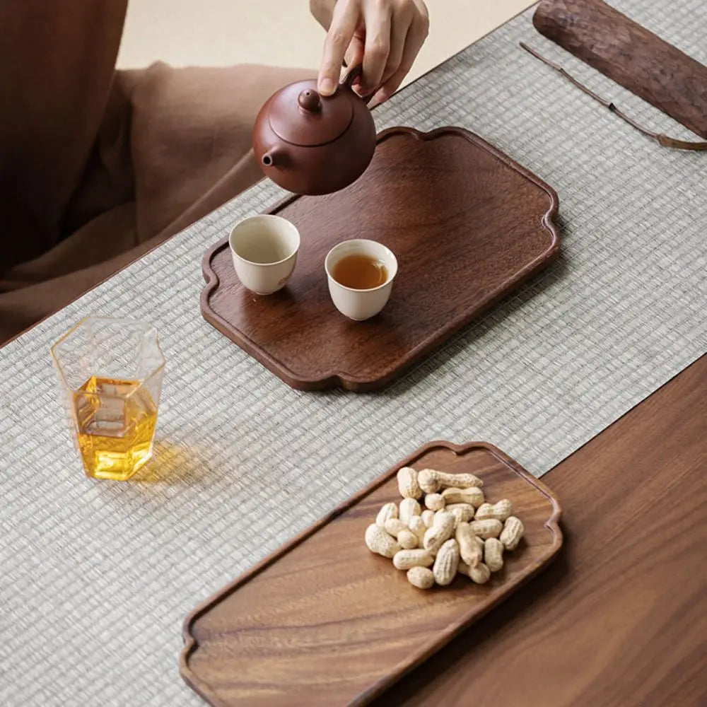 assiettes bois marron clair feuilles modernes métalliques thé tasses théière fruits noix