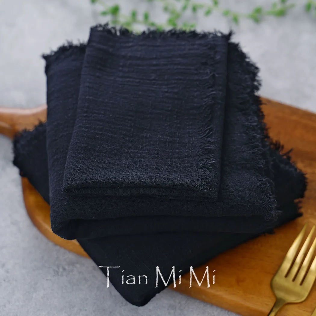 Gros plan sur un emballage noir avec le texte "Tian Mi Mi" écrit dessus, posé sur une surface en bois avec un couvert en or.