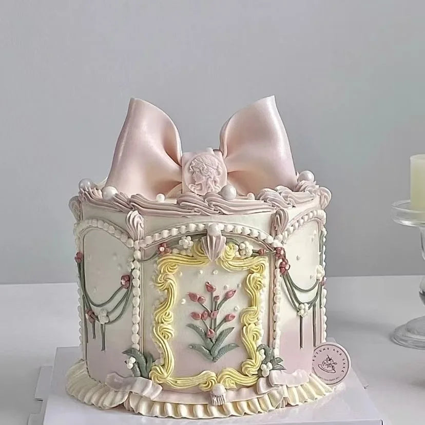 gâteau factice pouces blanc rose fleurs relief rubans décorations florales mariage anniversaire romantique moderne