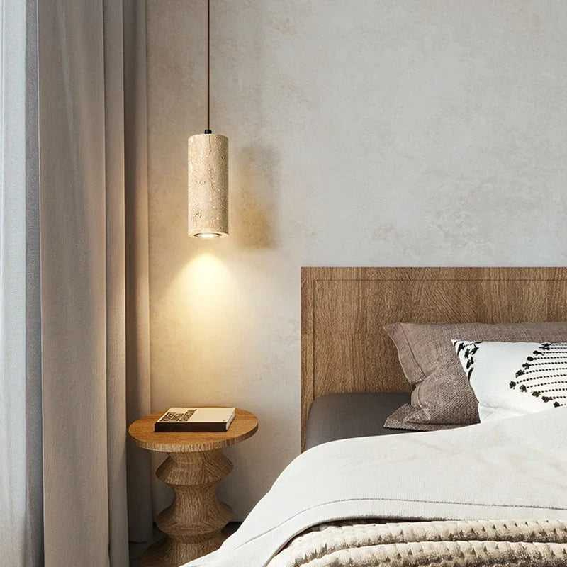 Lampe suspendue moderne minimaliste pierre beige clair texture granulée câble noir pendentif chambre salon