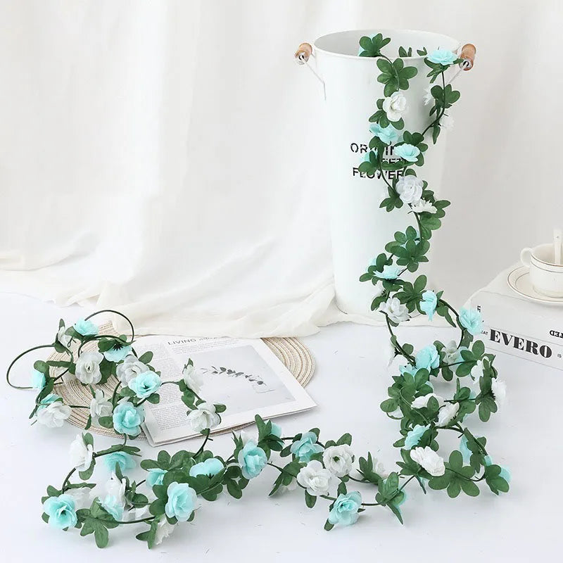 guirlande fleurs artificielles roses blanches feuilles vertes décoration extérieure mariage romantique