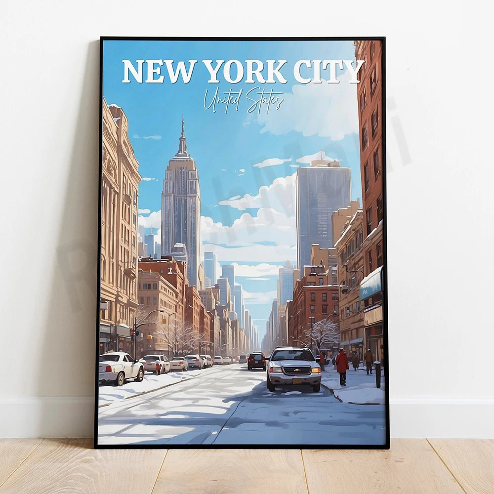 Une affiche de voyage représentant la ville de New York sous un ciel bleu et des gratte-ciels emblématiques, avec des voitures et des piétons sur une rue enneigée.
