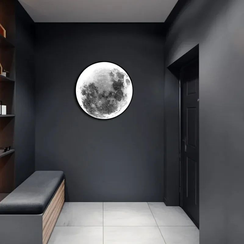 Applique murale LED Lune 3D installée dans un couloir avec éclairage bleu