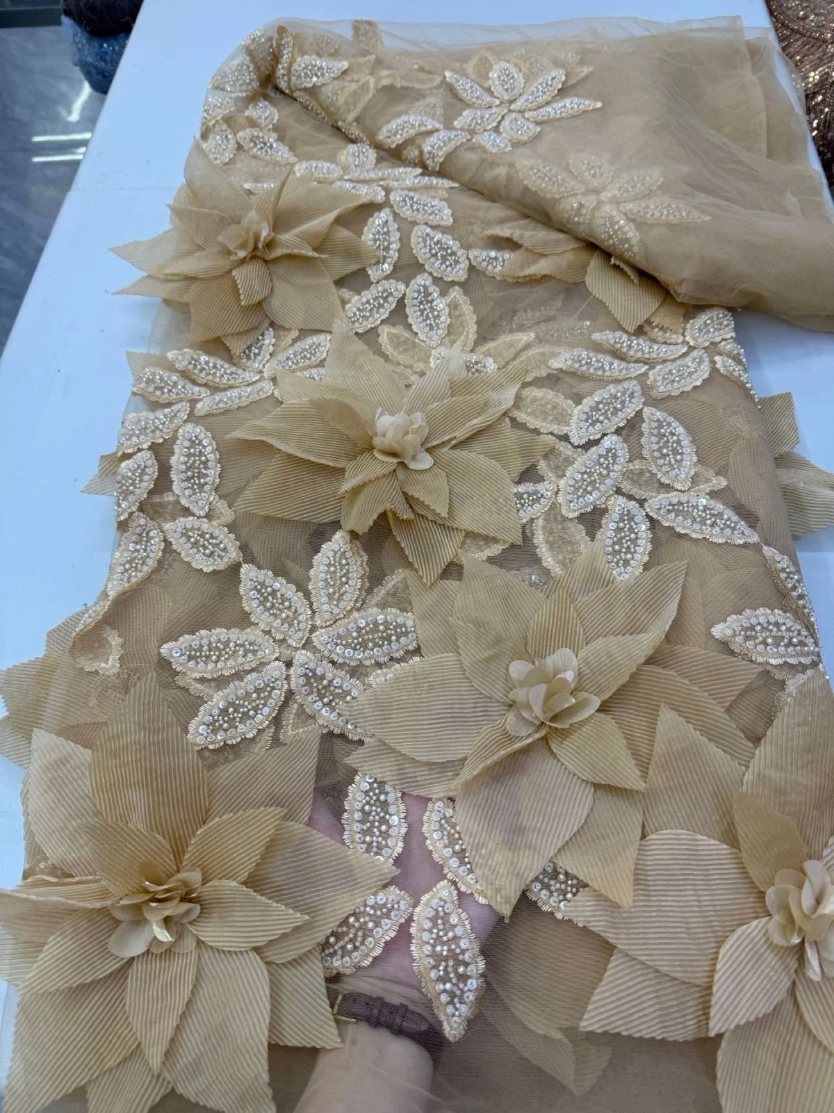 tissu décoratif brodé fleurs strass luxueux beige vert bleu violet rose floral translucide cérémonie
