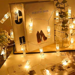 Guirlande lumineuse décorant une table de mariage