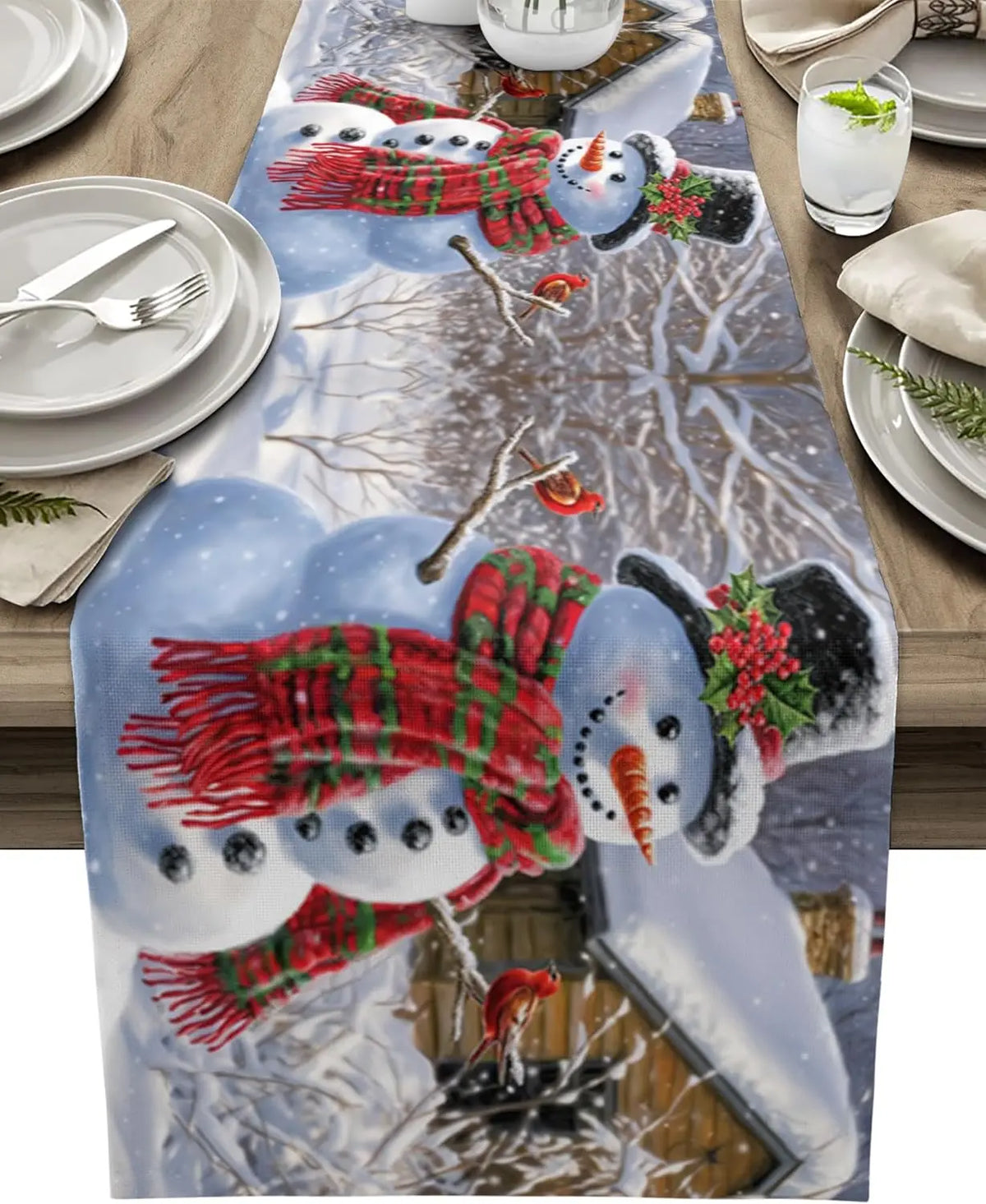 Un joyeux paysage d'hiver avec des bonhommes de neige mignons dans des écharpes et des foulards rouges.