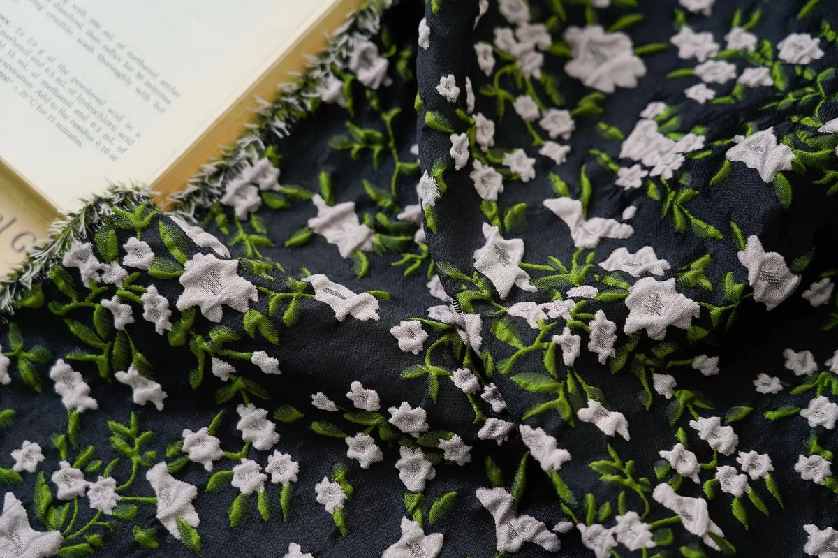 tissu imprimé floral noir blanc vert motifs fleurs feuilles résistant polyester bricolage écologique
