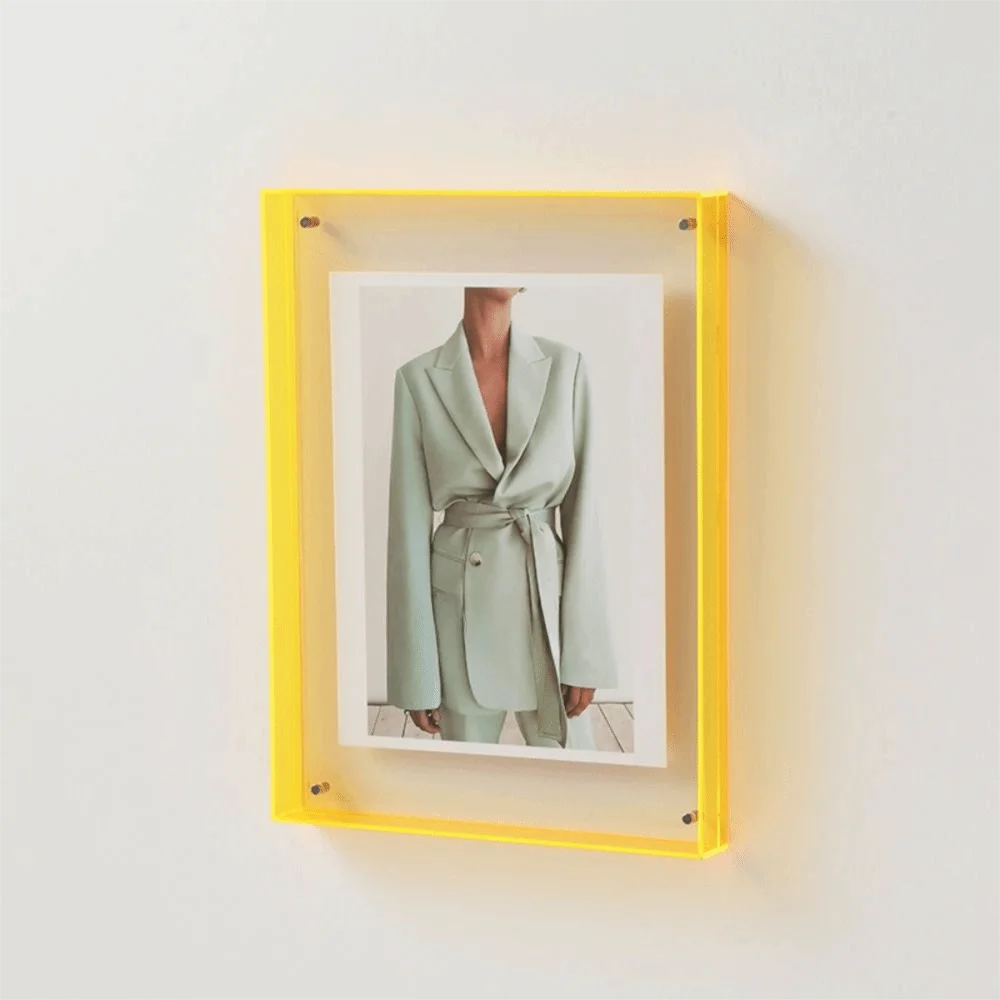 cadre photo mural moderne transparent jaune orange gris vert bleu rose suspension vis fixe