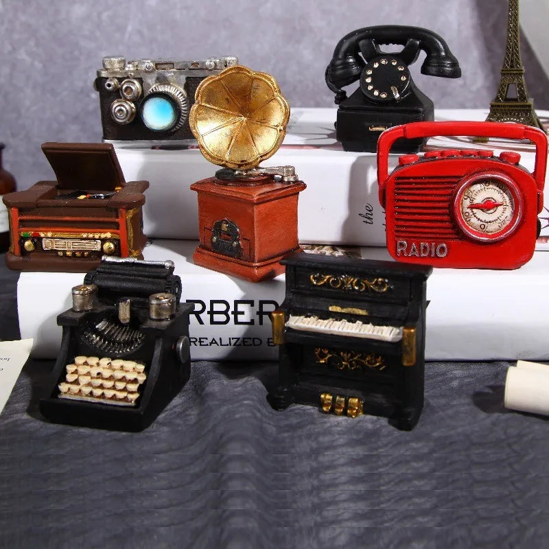 miniatures répliques vintage objets anciens métalliques détaillées noir marron rouge argenté