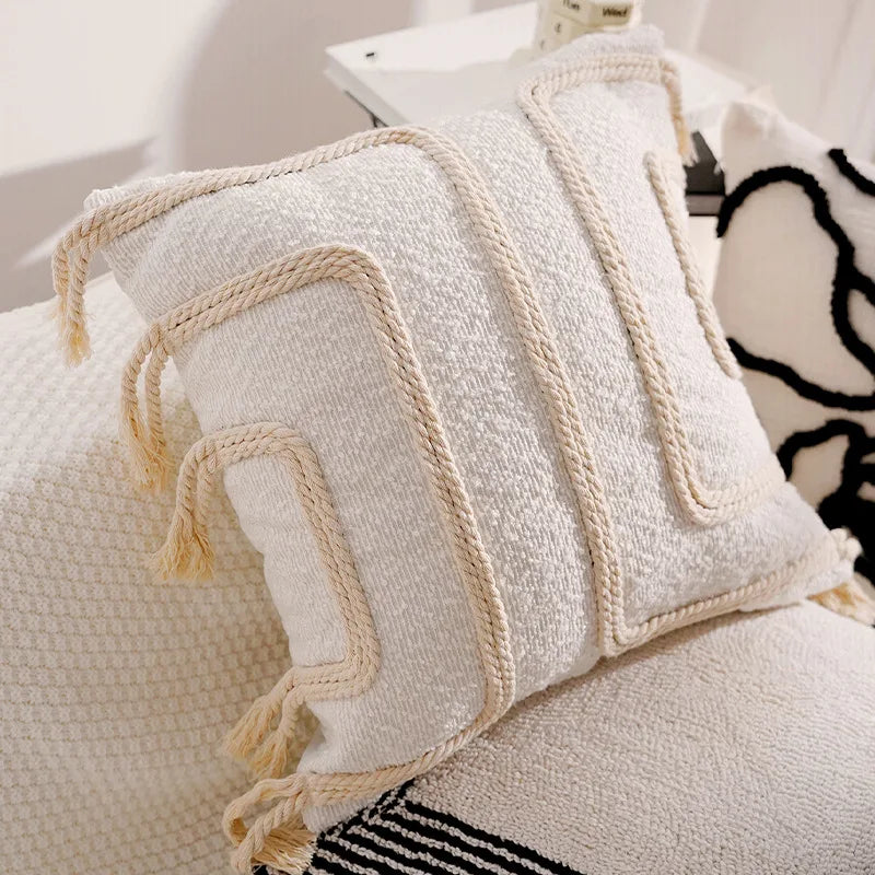 housse coussin décoration moderne motif géométrique brodé noir blanc pompons maison luxe
