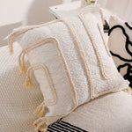 housse coussin décoration moderne motif géométrique brodé noir blanc pompons maison luxe