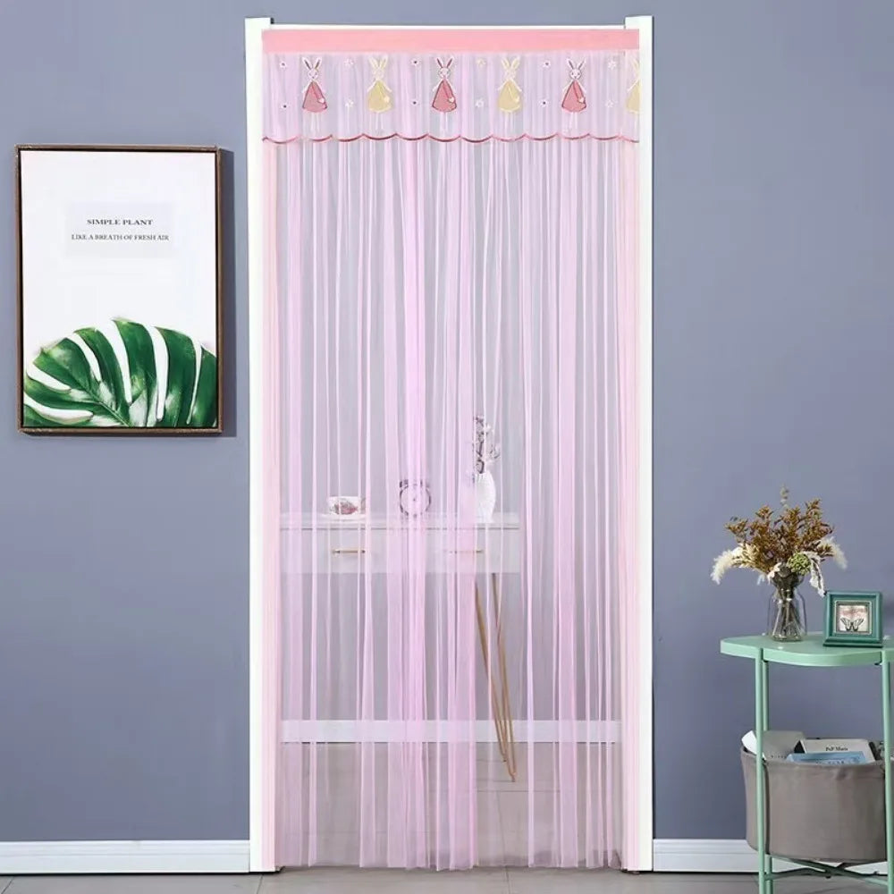 rideau porte decoratif rose violet turquoise personnages enfants plissures bordure motifs translucide enfantin barre