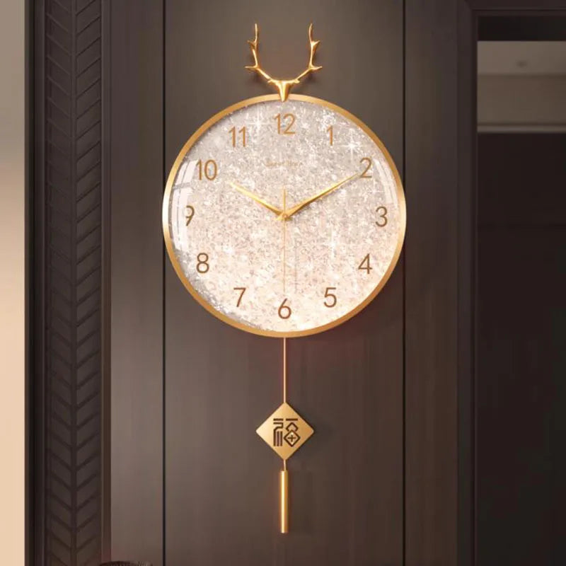 horloge murale moderne cadre doré aiguilles dorées fond blanc motif cerf pendule vintage chambre