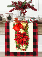 Cette image montre une belle composition de Noël avec un vase rempli de baies rouges et de branches de sapin, accompagné de tasses de Noël décorées et d'autres éléments décoratifs de la saison.