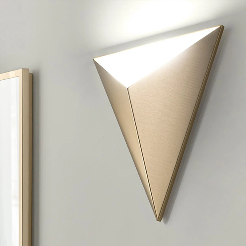 applique murale contemporaine dorée triangles géométriques éclairage quotidien fixée mur 249 2000 lumens led